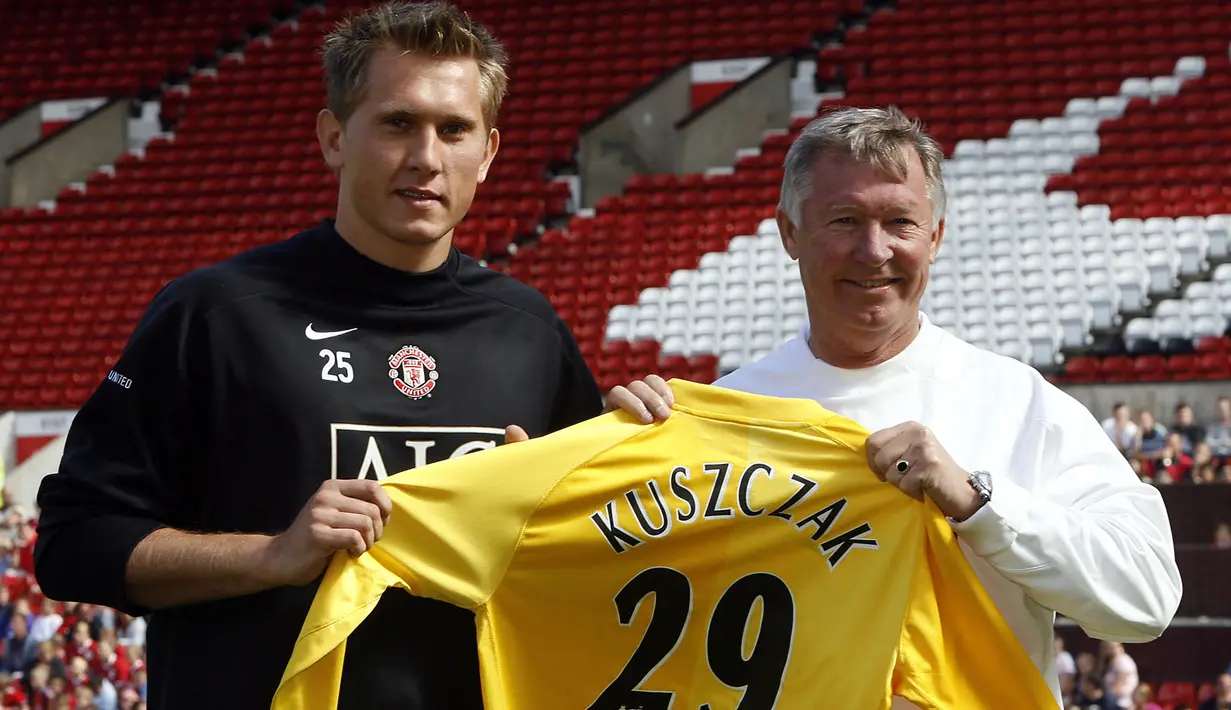 Tomasz Kuszczak. Kiper asal Polandia ini dipinjam Manchester United dari WBA pada awal musim 2006/2007. Tampil 6 kali di Liga Inggris, Setan Merah dibawanya juara. Musim berikutnya ia diikat permanen dan bermain hingga 2010/2011. Dua gelar Liga Inggris dan 1 trofi UCL diraihnya. (AFP/Andrew Yates)