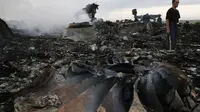Sebuah pesawat milik maskapai penerbangan Malaysia Airlines MH-17 ditembak jatuh di atas Ukraina, Kamis (17/7/14).  (REUTERS/Maxim Zmeyev)