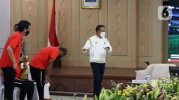 Menpora Zainudin Amali (kanan) menghadiri pertemuan dengan pemain Timnas Sepak Bola Amputasi Indonesia di Gedung Kemenpora, Jakarta, Kamis (17/3/2022). Pemerintah akan menyiapkan fasilitas pemusatan latihan jelang Piala Dunia Amputasi 2022.(Liputan6.com/Herman Zakharia)