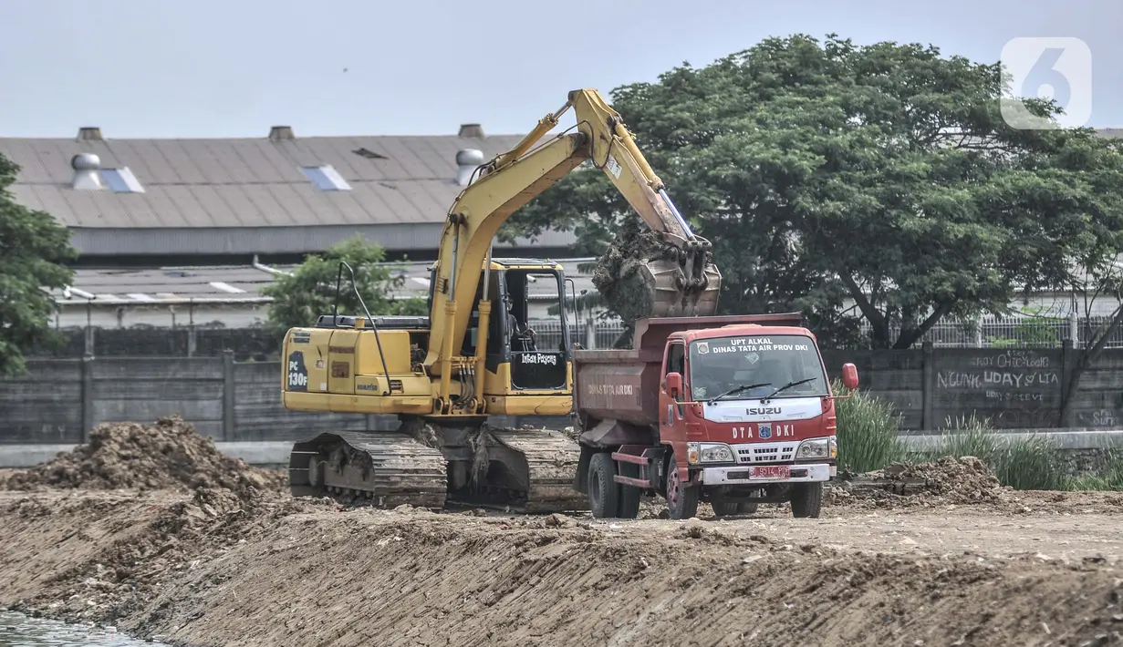 Petugas SDSDA mengerjakan pembangunan Waduk Belibis, Jakarta Utara, Rabu (13/10/2021).Waduk ini berfungsi sebagai kolam retensi untuk menampung aliran Kali Gubuk Genteng dan Kali Progo di tiga wilayah yakni, Pegangsaan Dua, Semper Barat dan Sukapura. (merdeka.com/Iqbal S. Nugroho)