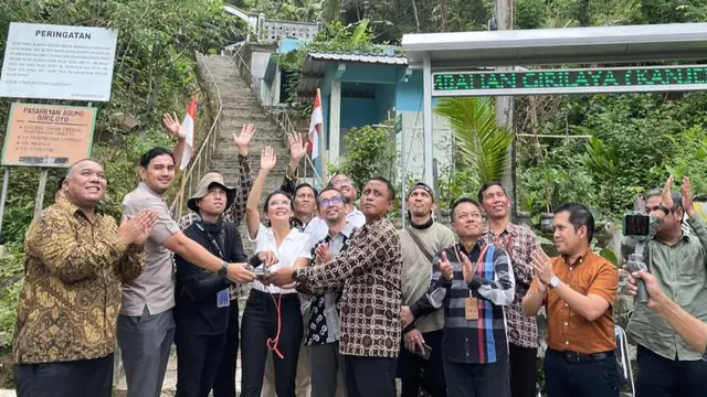 Anggota DPR RI Rieke diah Pitaloka melakukan kick off Data Desa Presisi (DDP) di kawasan makam Panembahan Giriloyo, Desa Wukirsari, Kecamatan Imogiri, Kabupaten Bantul, Daerah Istimewa Yogyakarta (DIY).