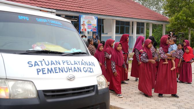 Menerjang Lumpur Pedalaman Sumsel, Lelah Sopir MBG Terbayar Senyum Anak-anak