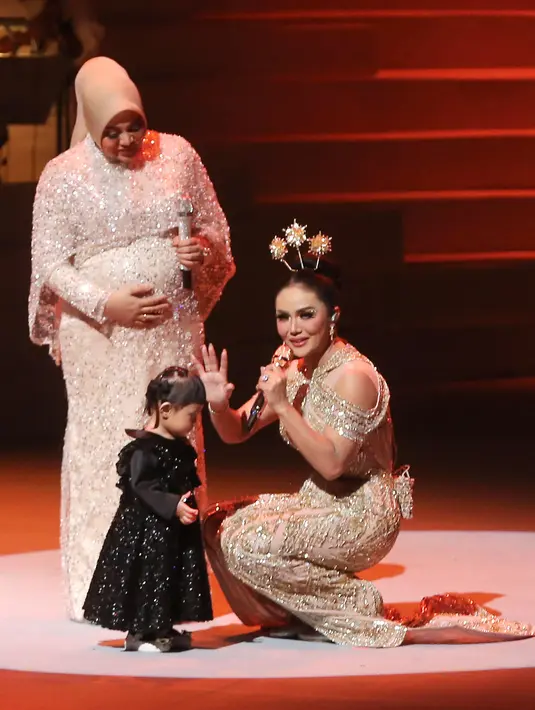 <p>Dalam konser tersebut, Krisdayanti juga berduet dengan mantan suaminya, Anang Hemansyah. Momen langka itu juga membuat heboh. Mantan suami istri itu membawakan lagu Cinta. Anang yang menyaksikan bersama keluarga ditodong yang punya hajat untuk duet. [Foto: Bambang E Ros/Fimela.com]</p>