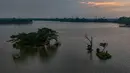 Permukaan air yang tenang menghadirkan panorama dengan daya tarik tersendiri. Tampak foto udara memperlihatkan area Situ Cipondoh di Kota Tangerang, Banten, yang tetap berfungsi sebagai kawasan konservasi air sekaligus destinasi rekreasi warga, Rabu (14/4/2026). (merdeka.com/Arie Basuki)