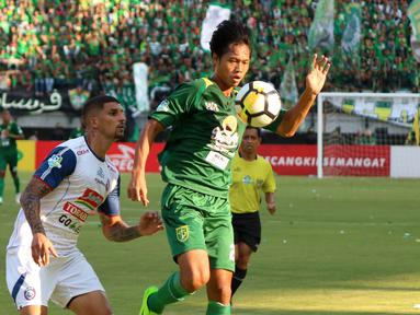 Aksi pemain Persebaya Surabaya, Rishadi Fauzi mengontrol bola saat di bayangi bek Arema FC, Arthur Cunha pada lanjutan Liga 1 Indonesia 2018 di Stadion Gelora Bung Tomo, Surabaya (6/5/2018). Persebaya Surabaya menang tipis 1-0. (Bola.com/Aditya Wany)