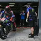 Pebalap Yamaha Monster Energy, Fabio Quartararo memacu motornya meninggalkan pit lane saat sesi tes pramusim MotoGP 2023 yang berlangsung di Sirkuit Sepang, Malaysia, Sabtu (10/02/2023). Seperti sebelumnya, hanya ada lima tes pramusim resmi yang diizinkan, yaitu di Malaysia (10-12 Februari) dan Portugal (11-12 Maret). (AFP/Mohd Rasfan)