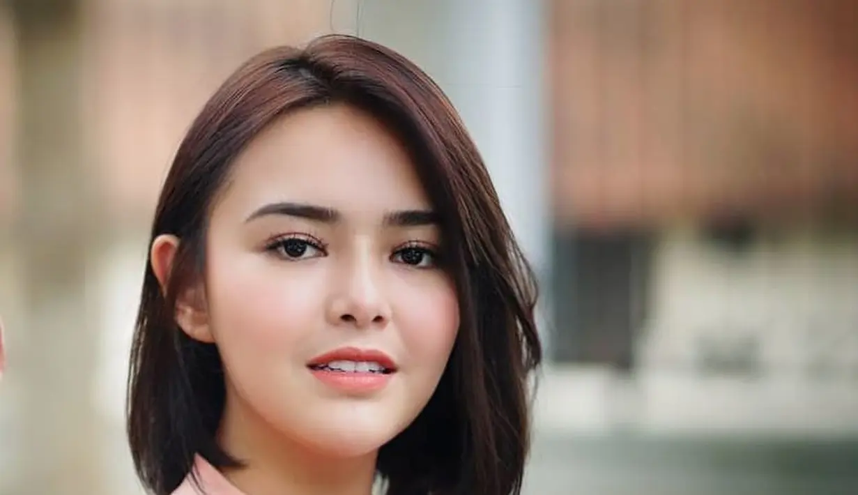 Menyalurkan gaya rambut alami dengan membiarkan tekstur asli yang kering alami (Foto: Instagram @amandamanopo)