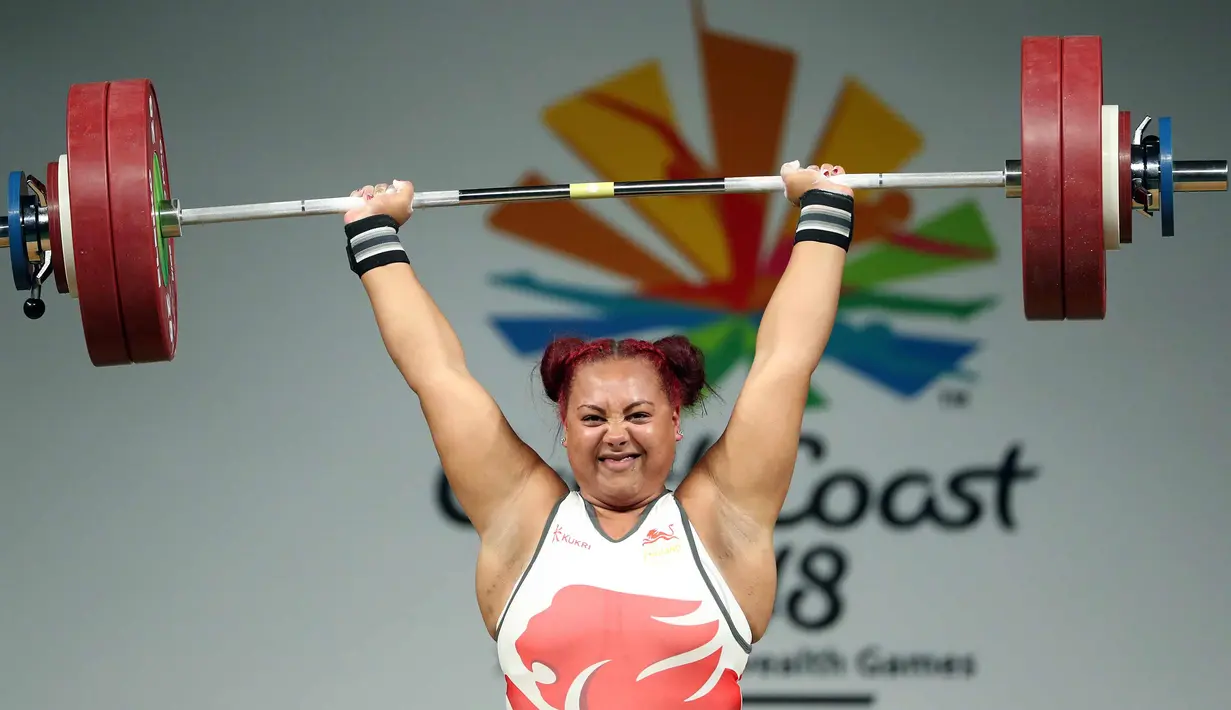 Emily Campbell dari Inggris menangkat beban saat berkompetisi dalam clean and jerk angkat besi + 90kg selama Commonwealth Games 2018 di Carrara Sports Arena di Gold Coast, Australia (9/4). (AP Photo / Mark Schiefelbein)
