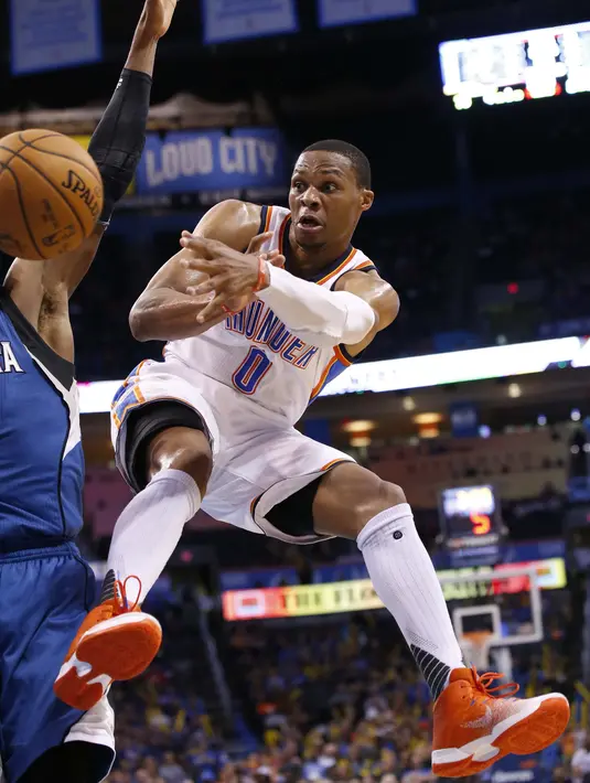 Aksi Russell Westbrook #0 melakukan umpan kepada rekannya saat melewati pemain Minnesota Timberwolves, Kris Dunn pada laga NBA basketball preseason game di Oklahoma City, Senin (17/10/2016) WIB. (AP/Sue Ogrocki)