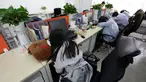 Sejumlah pegawai saat tidur siang di mejanya masing-masing pada jam istirahat di kantornya, di Beijing, China, (21/4). Kegiatan tidur siang ini pemandangan biasa di kalangan pekerja kantoran di China. (REUTERS / Jason Lee)
