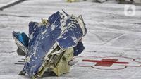 Kondisi serpihan dari pesawat Sriwijaya Air SJ-182 saat dikumpulkan di Dermaga JICT 2, Tanjung Priok, Jakarta, Senin (11/10/2021). Serpihan atau bagian dari pesawat Sriwijaya Air SJ-182 yang ditemukan oleh Tim SAR gabungan sudah dalam kondisi ringsek pasca kecelakaan. (merdeka.com/Iqbal S. Nugroho)