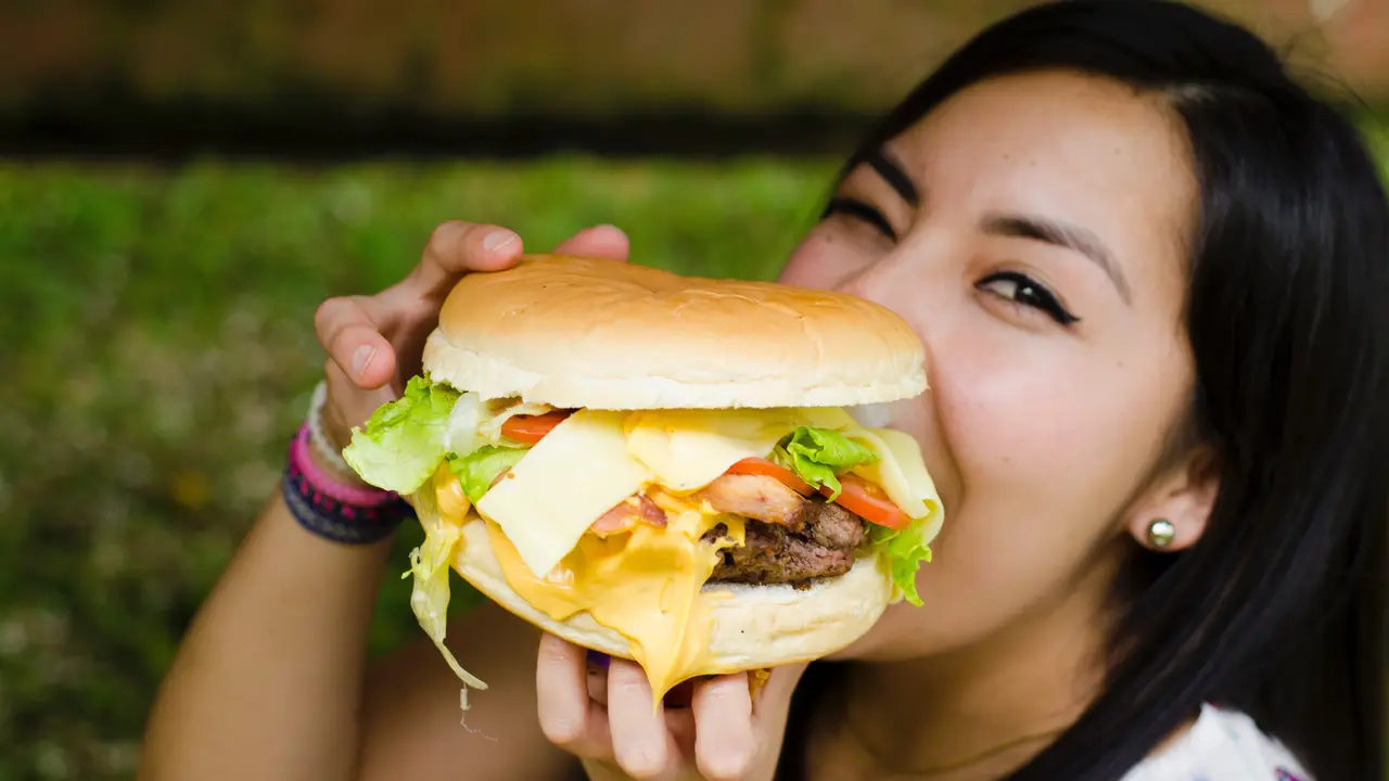 Cara Menangani Jerawat yang Meradang karena Makanan