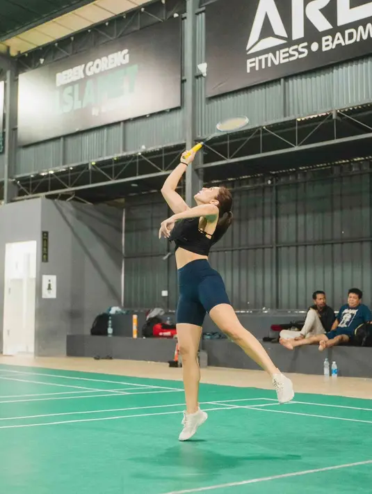Kali ini, Wulan Guritno terlihat sedang bermain badminton. Ia mengenakan sport bra hitam dengan legging pendek berwarna biru navy. [Foto: Instagram/wulanguritno]