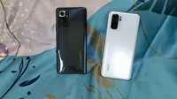 Redmi Note 10 Pro (hitam) dan Redmi Note 10 (Liputan6.com/ Agustin Setyo W).