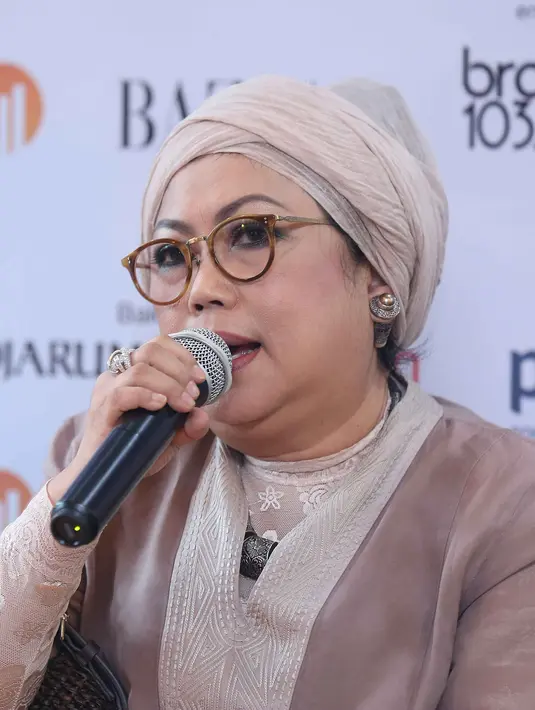 "Kalau saya kadang hafal lagunya tapi enggak tahu judulnya. Kadang kalau lagi dengar radio ada lagu Bimbo, saya suka tanya judulnya ke Jaka," aku Iin Parlina. (Nurwahyunan/Bintang.com)