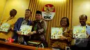 Para pemuka agama memperlihatkan sebuah buku usai melakukan pertemuan dengan pemimpin KPK, Jakarta, Senin (19/1/2015). (Liputan6.com/Faisal R Syam)
