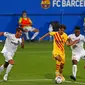 Pemain Barcelona, Trincao, berusaha melewati pemain Gimnastic pada laga uji coba di Johan Cruyff Stadium, Minggu (13/9/2020). Barcelona menang dengan skor 3-1. (AP/Joan Monfort)