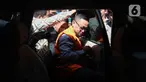 Mantan Staf Khusus Menteri Agama (Menag) periode 2020-2024, Yaqut Cholil Qoumas, Ishfah Abidal Aziz alias Gus Alex masuk ke dalam mobil tahanan usai menjalani pemeriksaan di Gedung Merah Putih Komisi Pemberantasan Korupsi (KPK), Jakarta, Selasa (17/3/2026). (Liputan6.com/Helmi Fithriansyah)