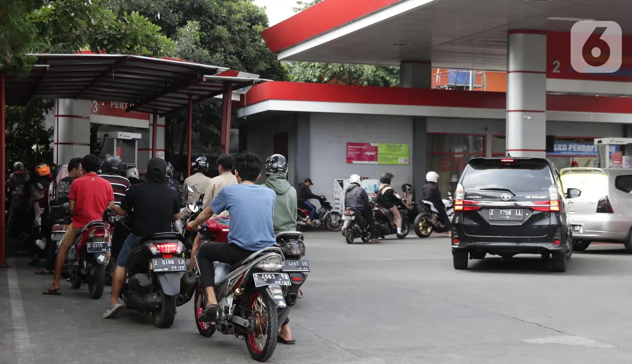 Antrean pengendara motor sesaat jelang kenaikan harga Bahan Bakar Minyak (BBM) Bersubsidi di SPBU Kawasan Jalan Siliwangi, Kota Tasikmalaya, Jawa Barat, Sabtu (3/9/2022). Pemerintah resmi menaikkan harga BBM Bersubsidi pada Sabtu (3/9) pukul 14.30 WIB. Harga BBM Subsidi jenis Pertalite naik dari Rp 7650 ke Rp 10.000,- dan Pertamax dari Rp 12.500 ke Rp 14.500,-(Liputan6.com/Helmi Fithriansyah)