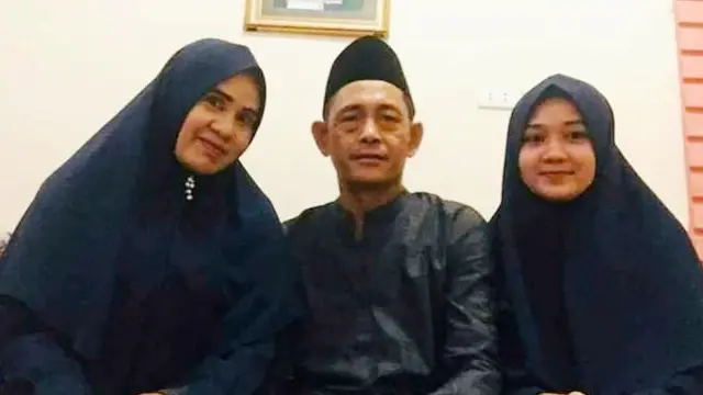 Paskibraka dari Riau, Dwita Okta Amelia Herdian (kanan) saat bersama keluarganya.