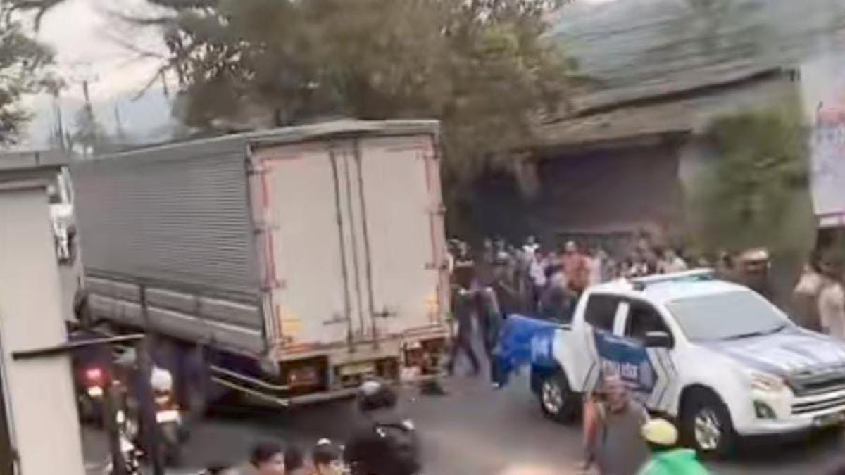 Seorang Perempuan Tewas Terjepit Ban Tronton di Jalan Raya Sukabumi-Bogor