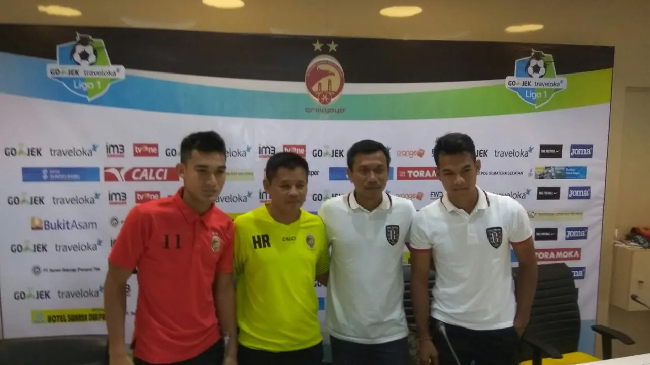 Pelatih Sriwijaya FC Hartono Ruslan (baju kuning).
