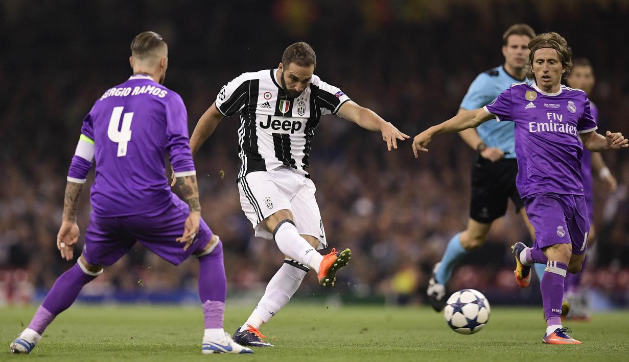 Striker Juventus, Gonzalo Higuain, berusaha membobol gawang Real Madrid pada laga final Liga Champions di Stadion Stadion Millenium, Cardiff, Sabtu (3/6/2017). Madrid menang 4-1 atas Juventus. (AFP/Javier Soriano)