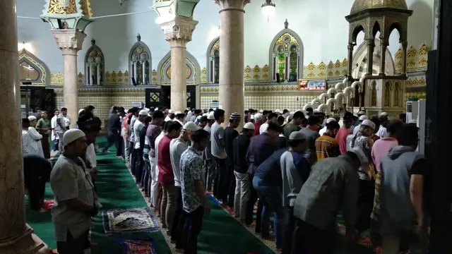 Salat tarawih di Masjid Raya Medan