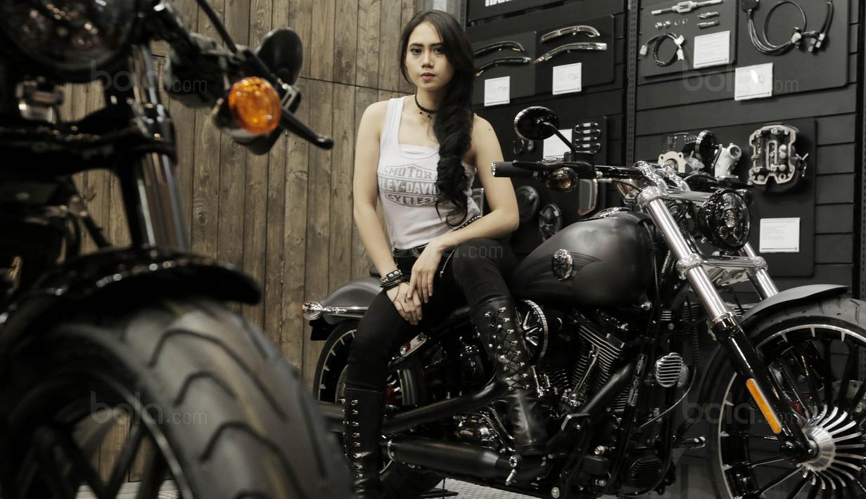 Seorang SPG berpose di atas motor di pameran otomotif GIIAS 2017 di ICE BSD, Tangerang, (19/8/2017).  Pameran otomotif terbesar se-Asia Tenggara tersebut menampilkan 30 merek mobil dan produk otomotif lainnya. (Bola.com/M iqbal Ichsan)