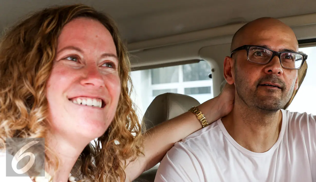 Neil Bantleman bersama istri di dalam mobil saat meninggalkan Rutan Cipinang, Jakarta (14/8/2015). Dua guru Jakarta International School (JIS) Neil Bantleman dan Ferdinant Tjiong diputuskan bebas oleh Pengadilan Tinggi Jakarta. (Liputan6.com/Yoppy Renato)
