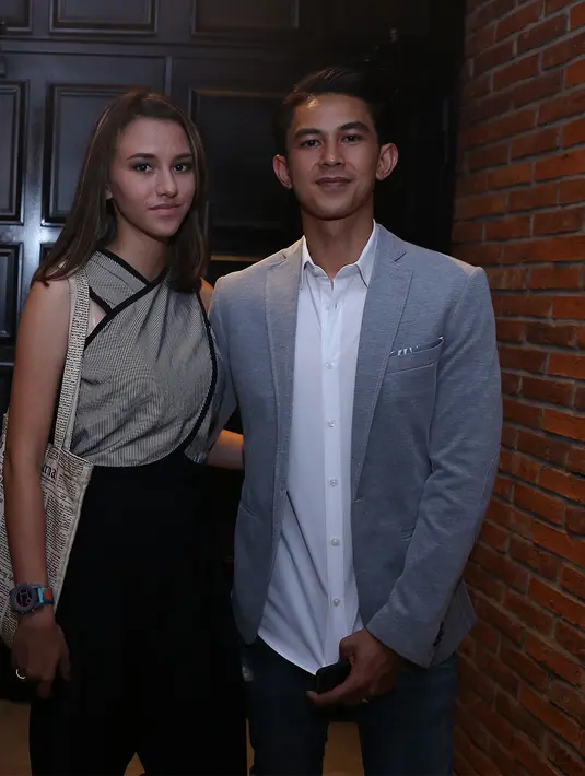 Fandy Christian merasa kecewa ketika ia masih kecil dapat melihat gerhana matahari walau hanya sebentar. Namun rasa kekecewaanya pun terbayar ketika ia menyaksikan langsung fenomena alam tersebut. (Andy Masela/Bintang.com)