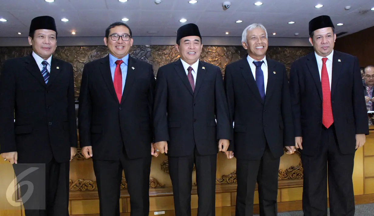 Ade Komaruddin (tengah) bersama para Pimpinan DPR berpose bersama jelang pelantikan Ketua DPR yang baru, Jakarta, Senin (11/01/2016). Ade dilantik untuk menggantikan Setya Novanto yang mundur dari kursi Ketua DPR. (Liputan6.com/Johan Tallo)