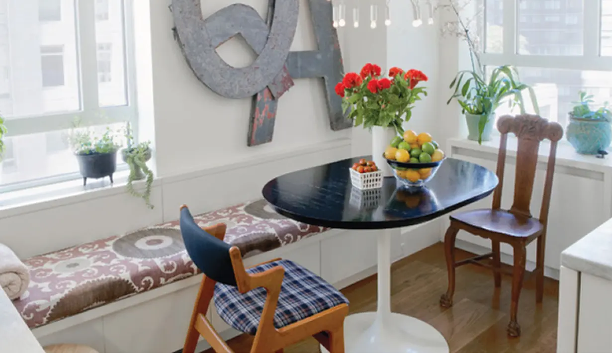Masih memanfaatkan nook. Anda bisa menggabungkan sofa sekaligus dengan meja makan (foto: houzz.com)