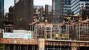 Pekerja melakukan pembangunan proyek LRT Kuningan di Jakarta, Sabtu (1/12). Badan Pusat Statistik mencatat sebanyak 70,49 juta orang (56,84 persen) bekerja pada kegiatan informal selama setahun terakhir. (Liputan6.com/Faizal Fanani)