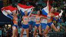 Tim Belanda merayakan kemenangan usai berhasil meraih medali emas pada nomor estafet 4x400m putri selama European Championships 2022 di Stadion Olimpiade, Munich, Jerman pada 20 Agustus 2022. (AFP/Andrej Isakovic)