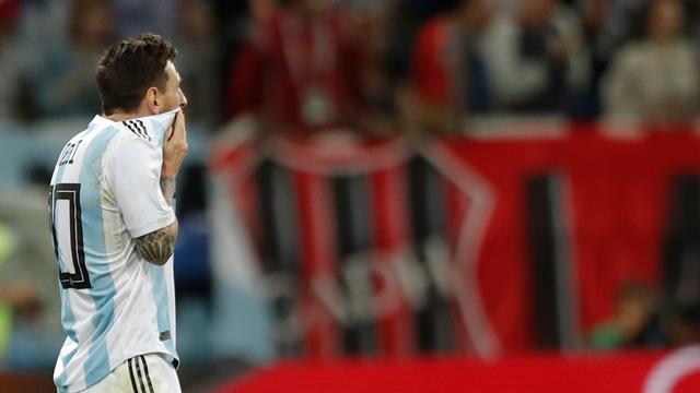 Lionel Messi Tertunduk Lesu