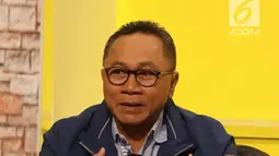 Ketua MPR RI Zulkifli Hasan menjadi pembicara dalam Dialog Sudut Pandang di Jakarta, Selasa (1/5). Diskusi tersebut mengangkat tema "Mencetak Generasi Muda Yang Cerdas dan Spiritual". (Liputan6.com/Arya Manggala)