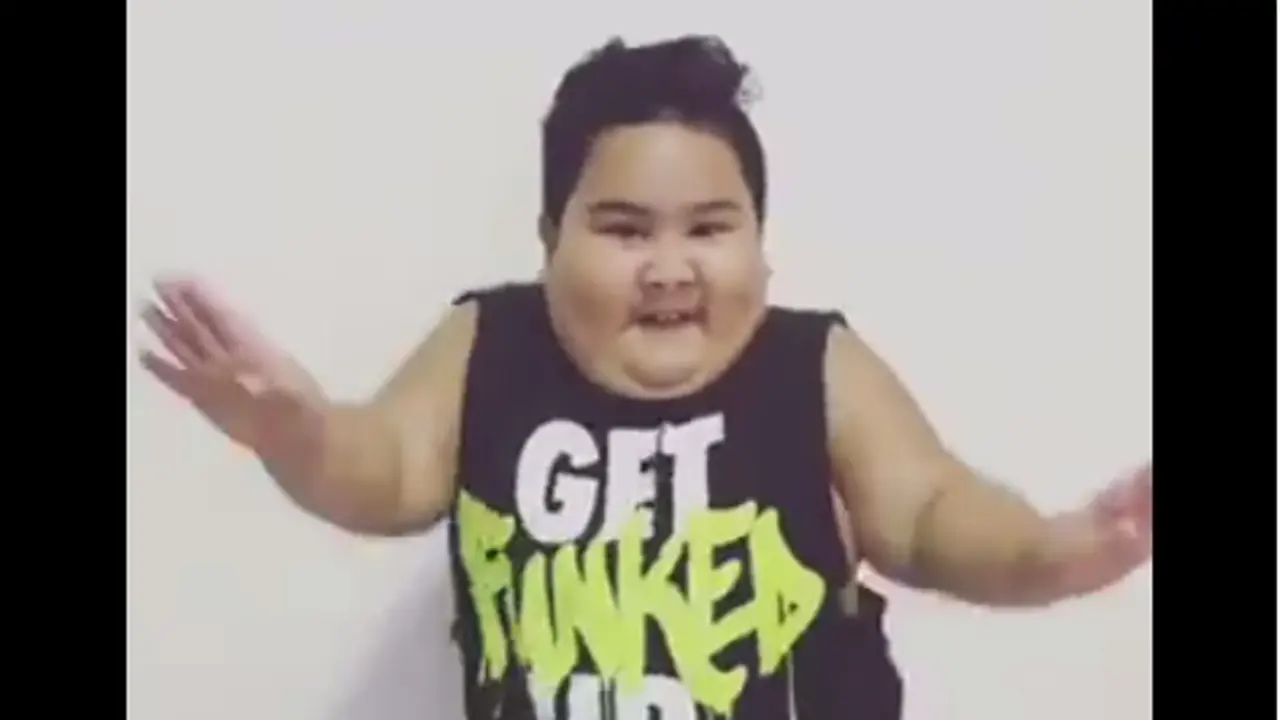 Kocak, Bocah Menggemaskan Menari Tiru Pen Pineapple Apple Pen