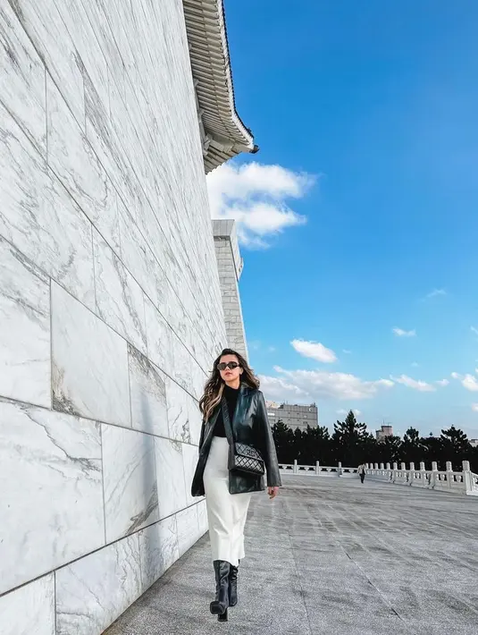 Kali ini, Audi Marissa tampil modis dengan leather jacket yang dipadu inner hitam dan rok pensil abu-abu. @audimarissa.