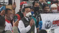 Gubernur Jawa Barat Ridwan Kamil menyambangi demonstran buruh yang sudah menyemut di depan Gedung Sate, Jalan Diponegoro, Bandung, Kamis (8/10/2020). Ia mendatangi kerumunan massa sekitar pukul 14.10 WIB. (Liputan6.com/Huyogo Simbolon)
