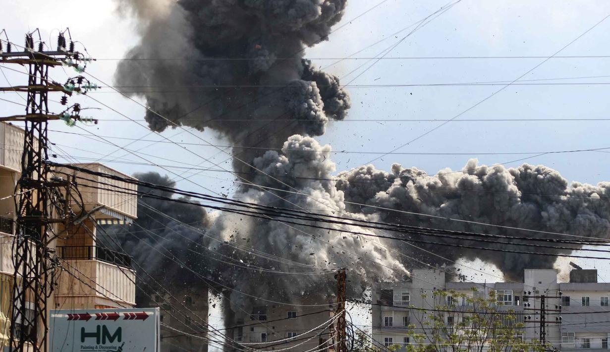 Serangan ini bertepatan dengan pengumuman gencatan senjata antara Iran dan Amerika Serikat (AS) berikut sekutunya oleh Perdana Menteri (PM) Pakistan, Shehbaz Sharif. Tampak dalam foto, asap dan puing-puing mengepul setelah sebuah bangunan dihantam serangan udara Israel di daerah Abbasiyeh, pinggiran kota Tyre, Lebanon selatan, pada Rabu 8 April 2026. (Kawnat HAJU/AFP)