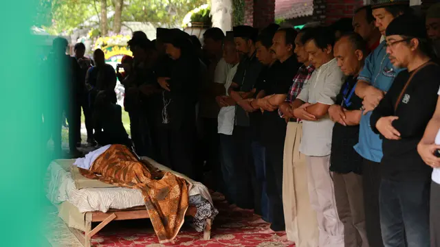 [Bintang] Jenazah Alm. Yon Koeswoyo Di Salatkan