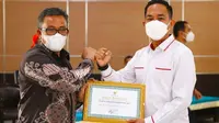 Kasat Reskrim Polresta Barelang Kompol Andri Kurniawan menerima penghargaan karena kasus yang diungkapnya. (Liputan6.com/M Syukur)