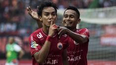 Gelandang Persija Jakarta, Novri Setiawan, merayakan gol yang dicetaknya ke gawang Barito Putera pada laga Liga 1 di Stadion Patriot, Jawa Barat, Selasa (30/10). Persija menang 3-0 atas Barito. (Bola.com/Vitalis Yogi Trisna)