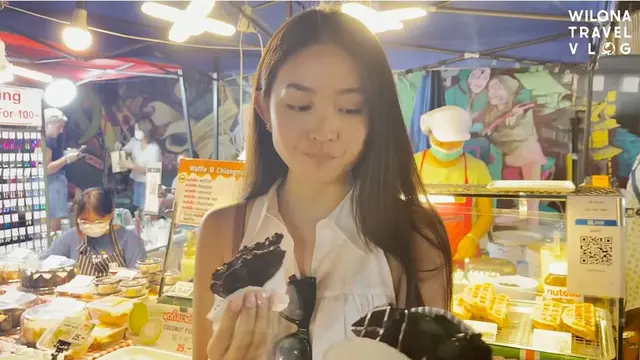 6 Potret Natasha Wilona di Pasar Malam Thailand, Cicipi Ulat dan Belalang Goreng