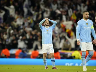 Reaksi gelandang Manchester City Bernardo Silva setelah kalah dari Real Madrid pada duel leg kedua perempat final Liga Champions 2023/2024, di Etihad Stadium, Kamis (18/4/2024) dini hari WIB. (AP Photo/Dave Thompson)