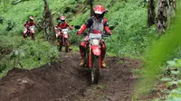 Menguji Honda CRF 150L di habitat aslinya. (AHM)