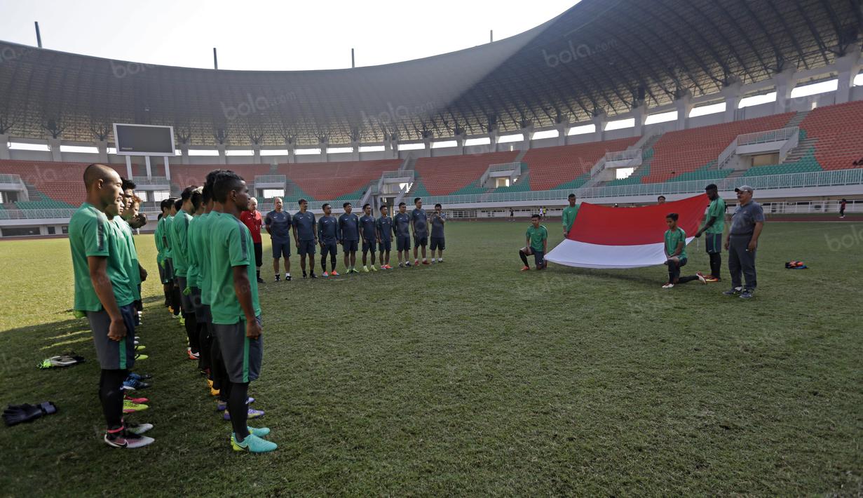 Abduh Lestaluhu menjadi pemimpin upacara memperingati HUT RI ke-71 di Stadion Pakansari, Bogor, Rabu (17/82016). (Bola.com/Nicklas Hanoatubun)