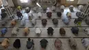Umat muslim menerapkan jaga jarak aman atau physical distancing saat melaksanakan salat Jumat berjemaah selama Ramadan di sebuah masjid di Karachi, Pakistan, Jumat (1/5/2020). Umat muslim dunia melaksanakan Ramadan tahun ini di tengah pandemi COVID-19. (Asif HASSAN/AFP)