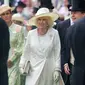 Ratu Camilla kenakan gaun Dior putih, yang dinilai menyindir Meghan Markle. (Dok. Twitter/@defenestrate123)
